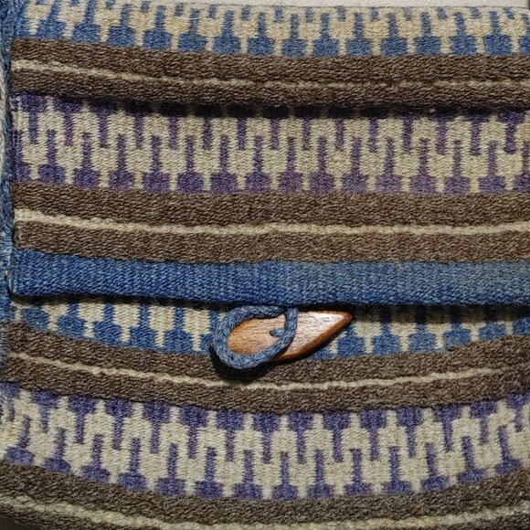 Handwoven Wool Shoulder Bag Blue White Brown Stripes Wood Button Closure Vintage - Picture 2 of 9